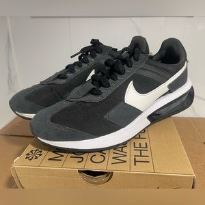 Nike Air Pre-Day Black White Women’s Size 9W Used